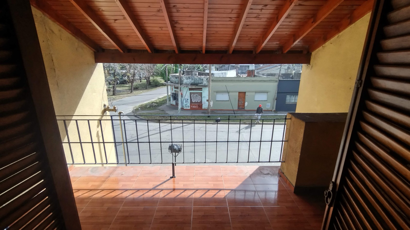 Departamento piso unico de dos dormitorios y balcon al frente uicado en planta alta en La Plata 