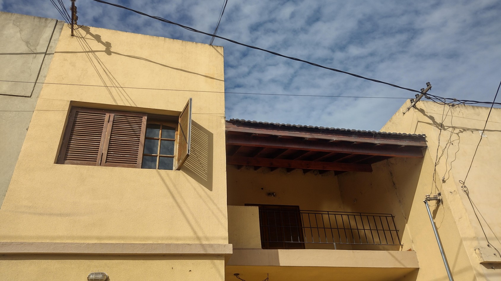 Departamento piso unico de dos dormitorios y balcon al frente uicado en planta alta en La Plata 