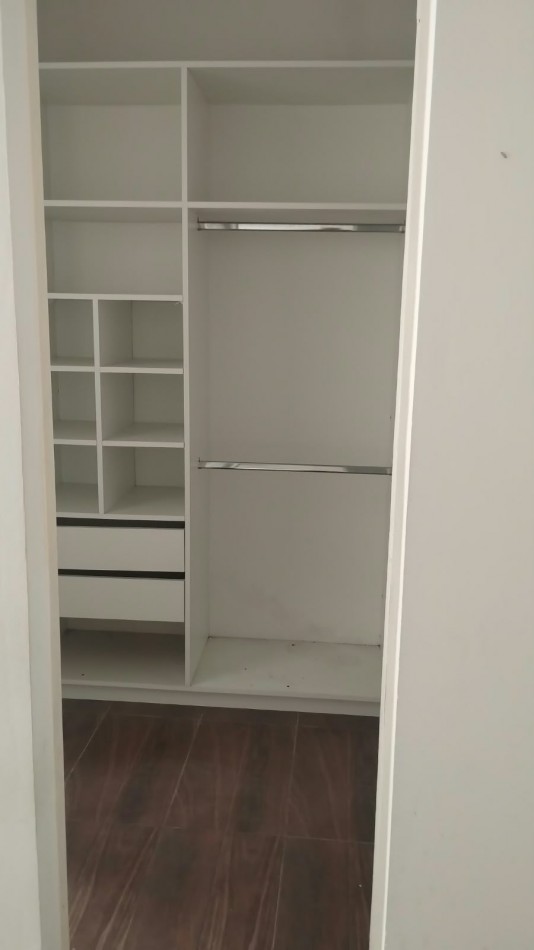 PH en alquiler de dos dormitorios y escritorio en La Plata cerca de facultades del Bosque y del Centro de la ciudad.