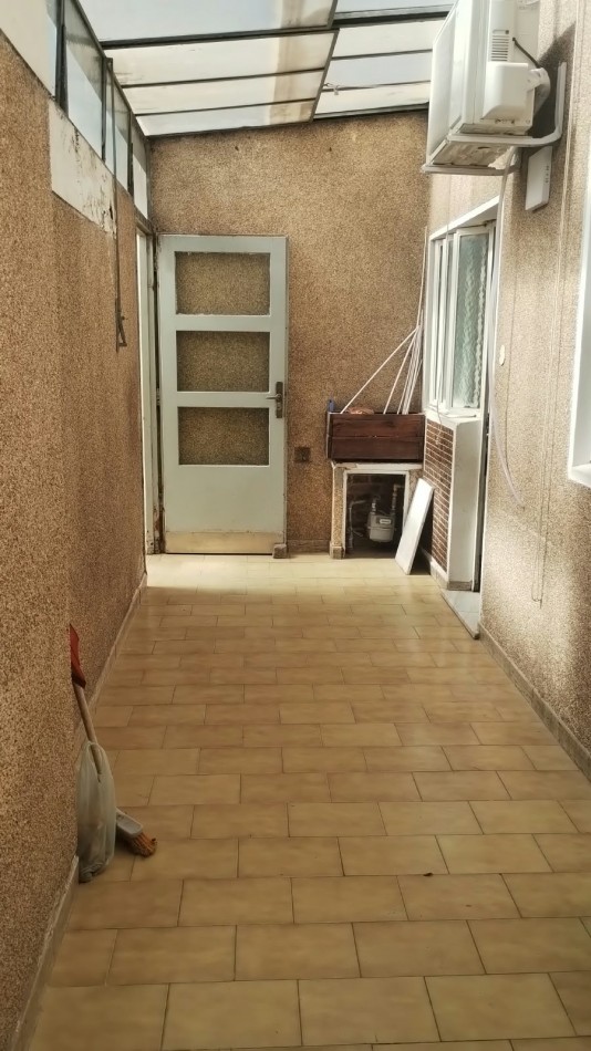 PH en alquiler de dos dormitorios y escritorio en La Plata cerca de facultades del Bosque y del Centro de la ciudad.