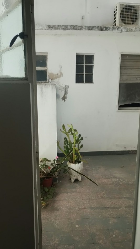 PH en alquiler de dos dormitorios y escritorio en La Plata cerca de facultades del Bosque y del Centro de la ciudad.