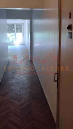 Departamento en venta en pleno centro de La Plata de tres dormitorios, habitación de servicio y cochera cubierta