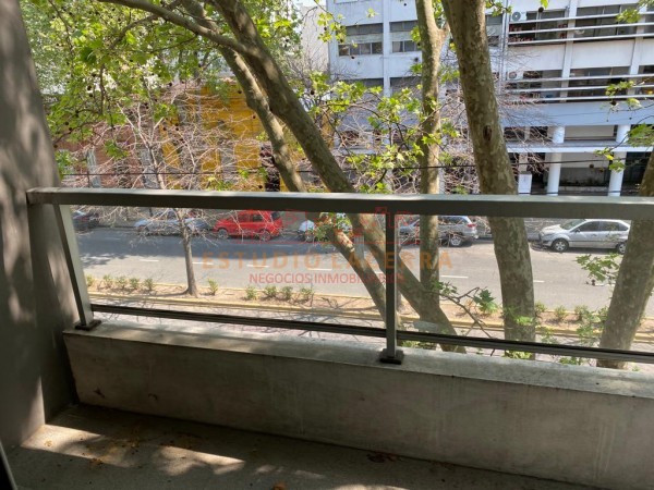 Monoambiente al frente con balcón y cochera en venta calle 44 entre 5 y 6 