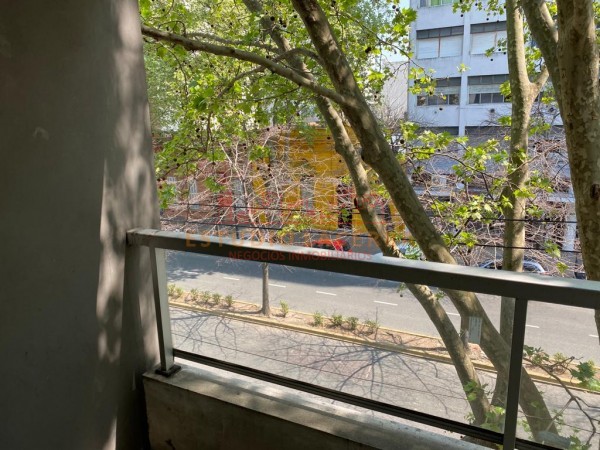 Monoambiente al frente con balcón y cochera en venta calle 44 entre 5 y 6 