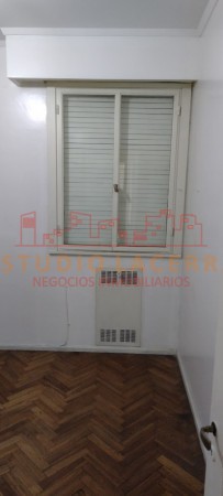 Departamento en venta en pleno centro de La Plata de tres dormitorios, habitación de servicio y cochera cubierta