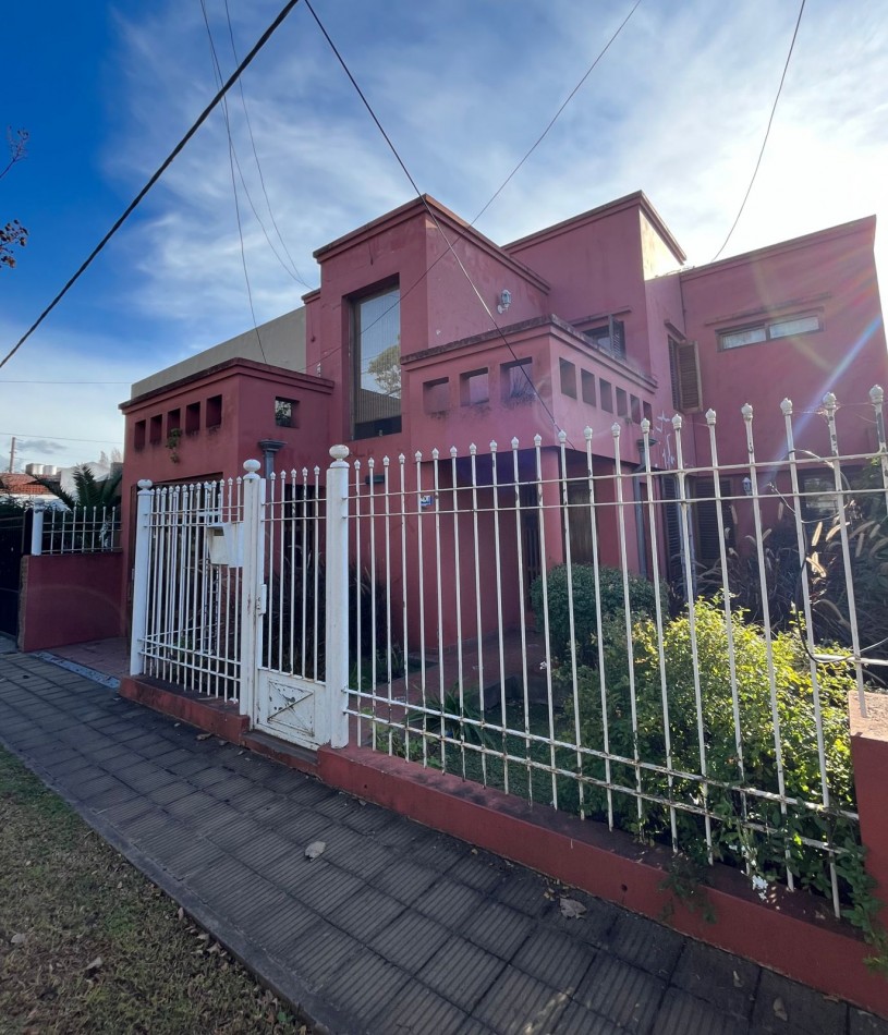 532 E /28 y 29- Hermosa casa en Venta dos niveles - pileta - galeria 