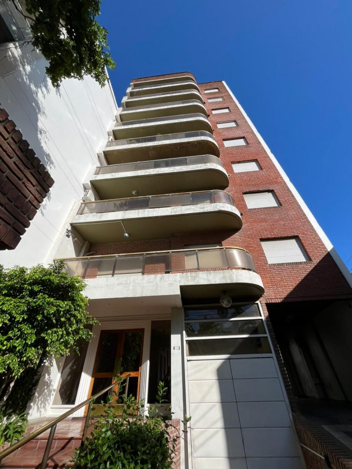 36 ENTRE 7 y 8 - DEPARTAMENTO DE 1 DORMITORIO EN VENTA CON COCHERA CUBIERTA 