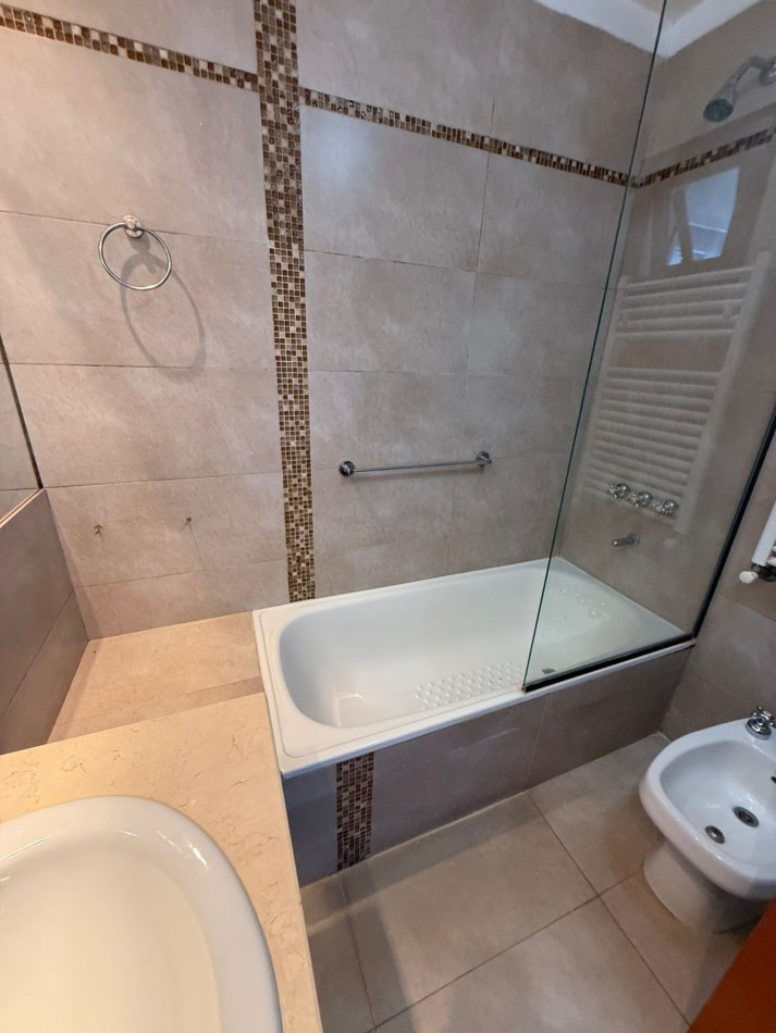 37 e/ 12 y 13 - Depto 2 dorm con cochera descubierta- Barrio Norte