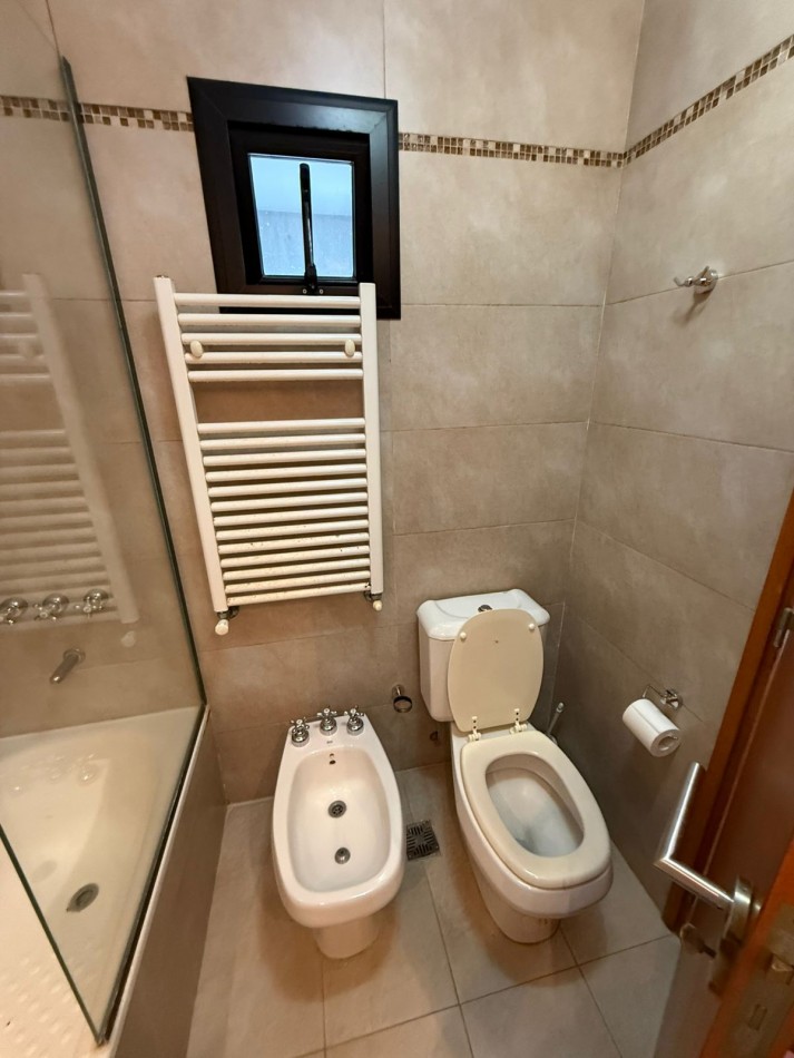 37 e/ 12 y 13 - Depto 2 dorm con cochera descubierta- Barrio Norte