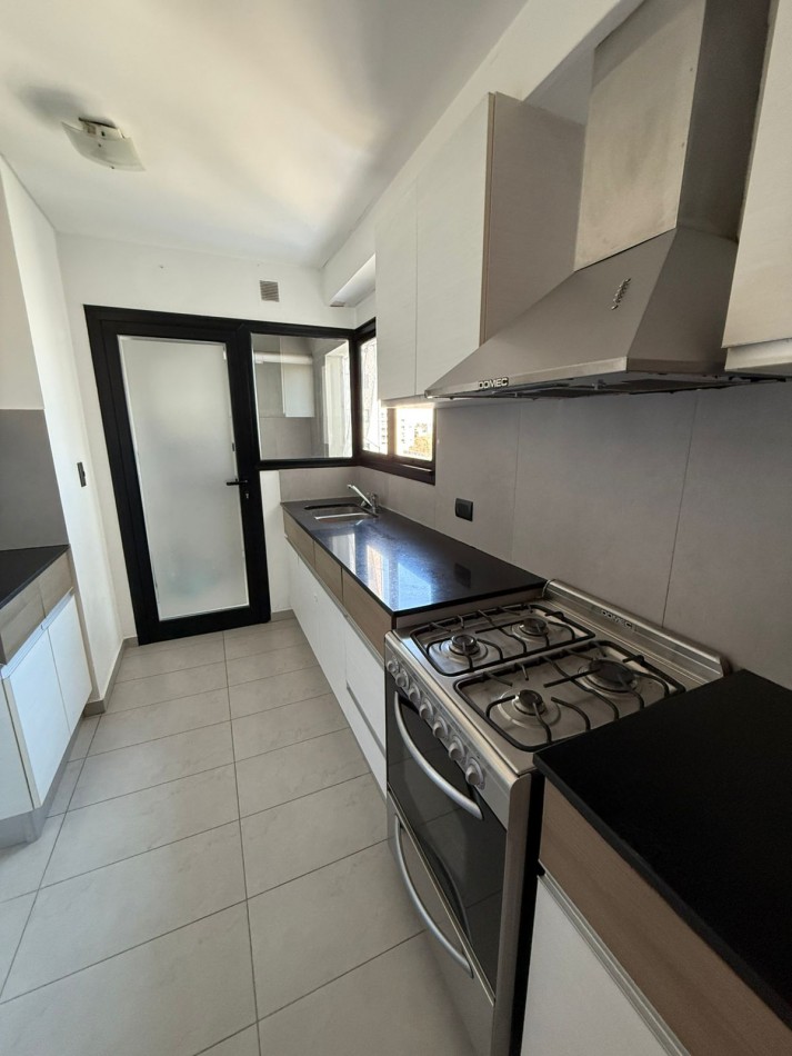 37 e/ 12 y 13 - Depto 2 dorm con cochera descubierta- Barrio Norte